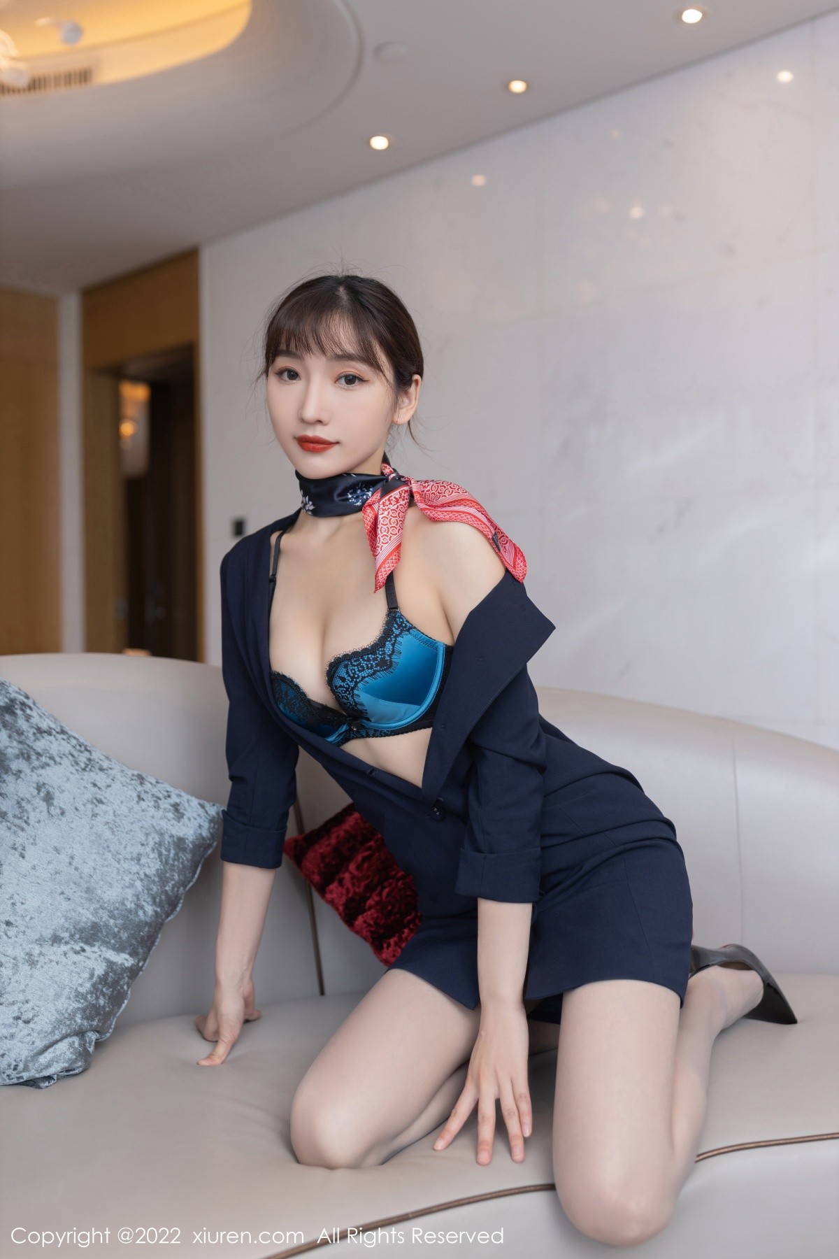 xgyw.top_XiuRen第5245期_模特陆萱萱广州-云南旅拍脱深蓝色空姐制服露蕾丝内衣诱惑写真73P