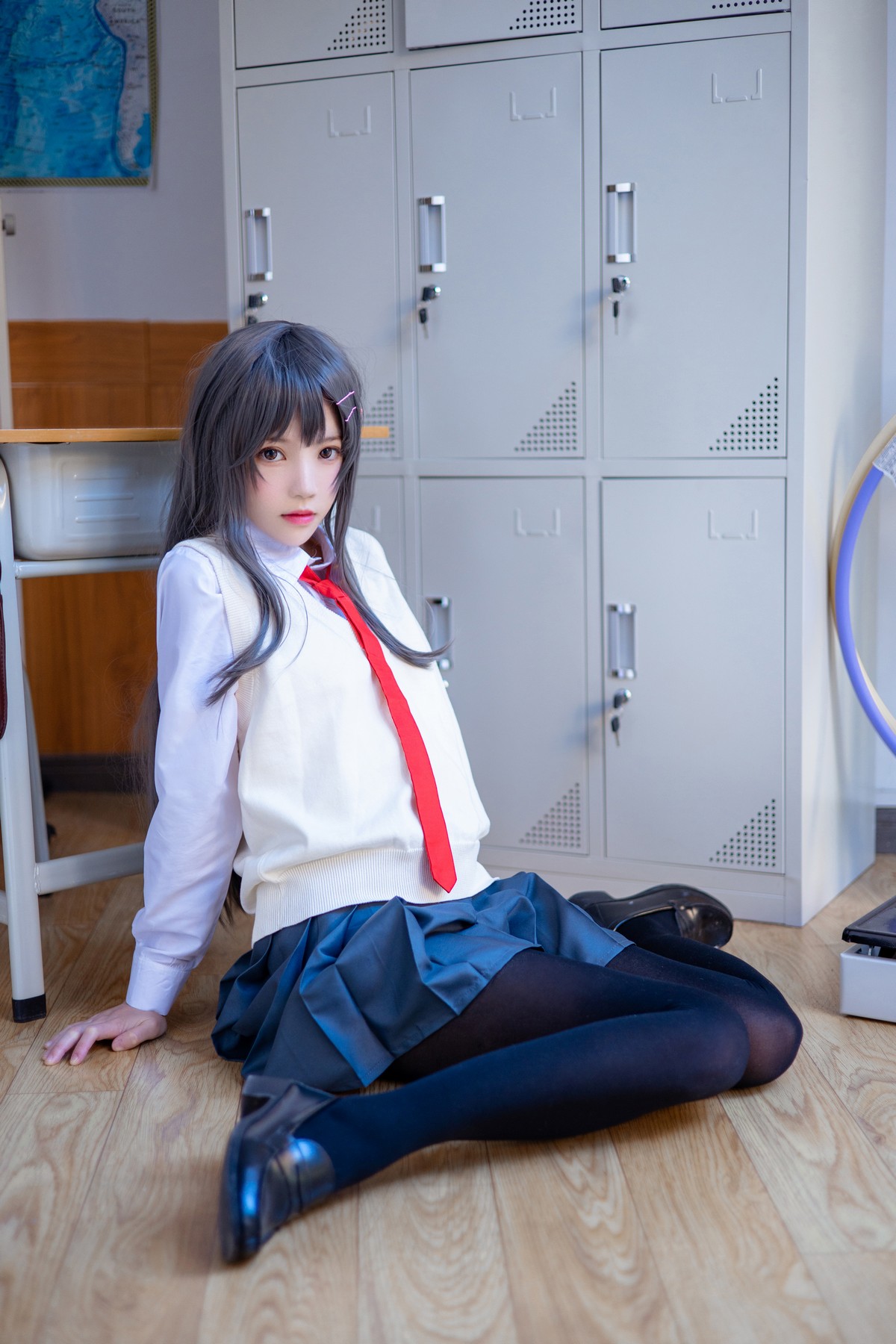 xgyw.top_网络美女桜桃喵麻衣制服主题教室里学生制服短裙下黑丝裤袜秀美腿性感写真52P