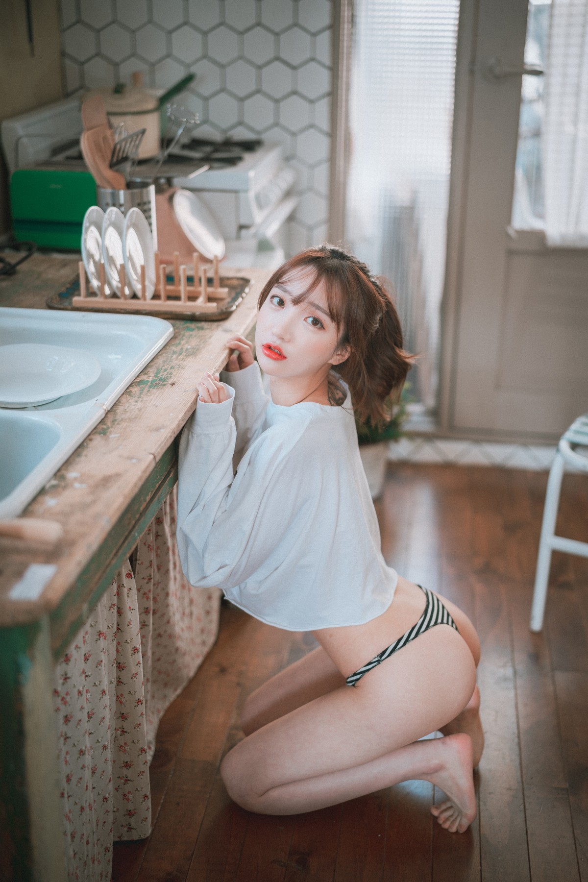 xgyw.top_[DJAWA]No.130_模特Yeeun_Holidays in Ede主题白色真空上衣半脱秀完美身材诱惑写真46P
