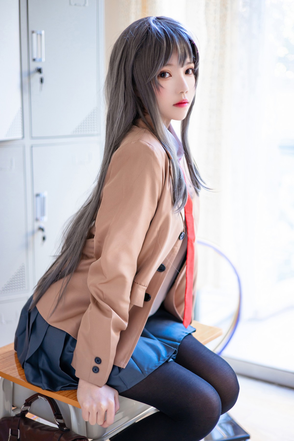 xgyw.top_网络美女桜桃喵麻衣制服主题教室里学生制服短裙下黑丝裤袜秀美腿性感写真52P