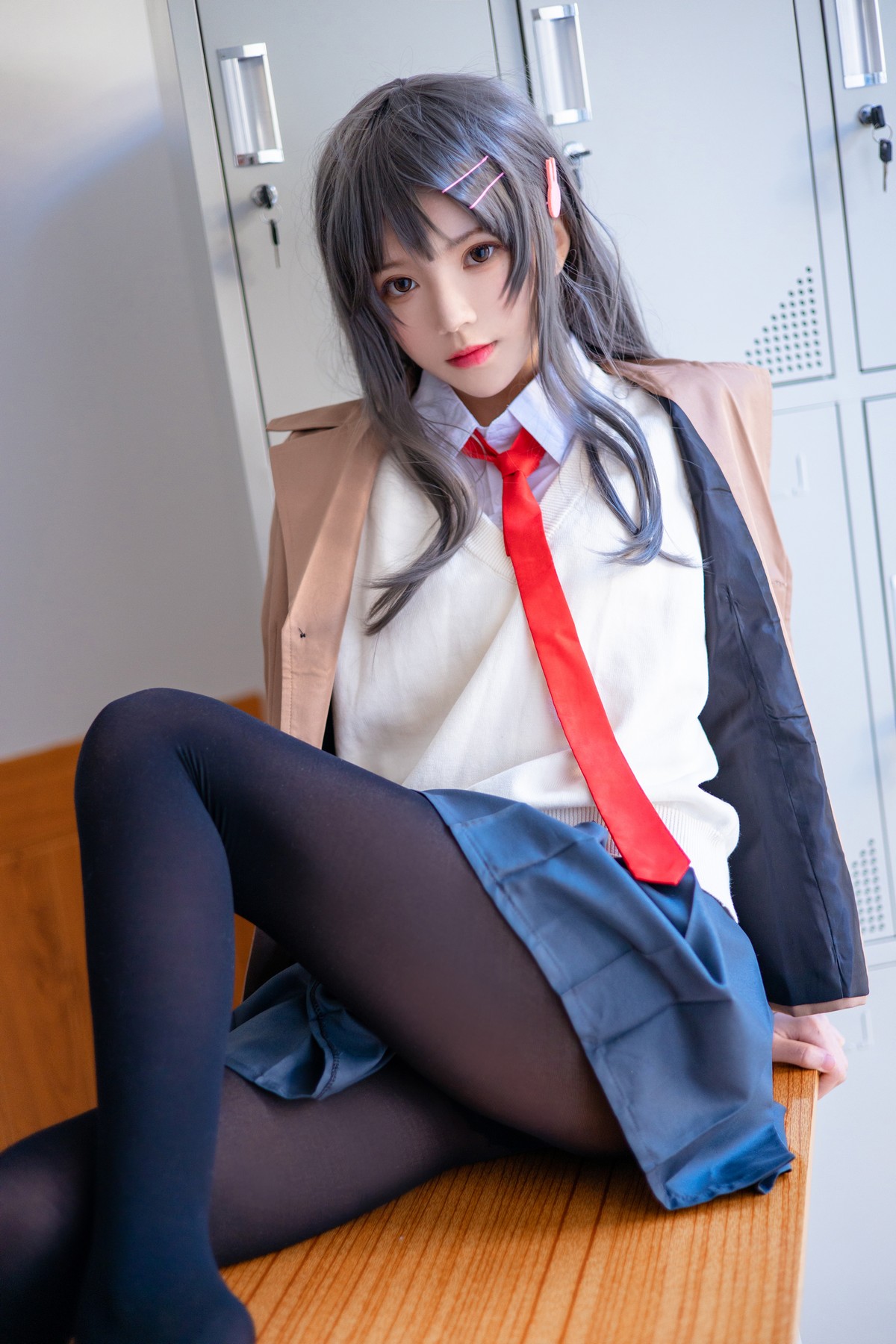 xgyw.top_网络美女桜桃喵麻衣制服主题教室里学生制服短裙下黑丝裤袜秀美腿性感写真52P