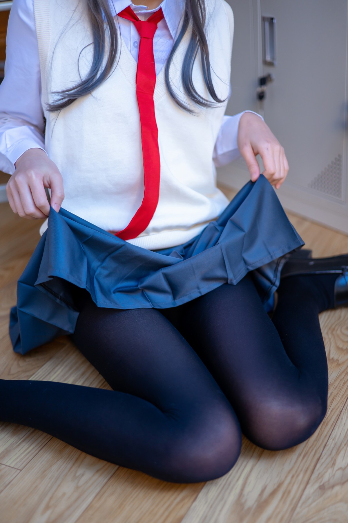 xgyw.top_网络美女桜桃喵麻衣制服主题教室里学生制服短裙下黑丝裤袜秀美腿性感写真52P