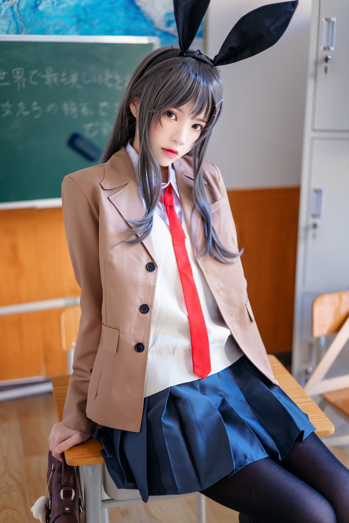 xgyw.top_网络美女桜桃喵麻衣制服主题教室里学生制服短裙下黑丝裤袜秀美腿性感写真52P