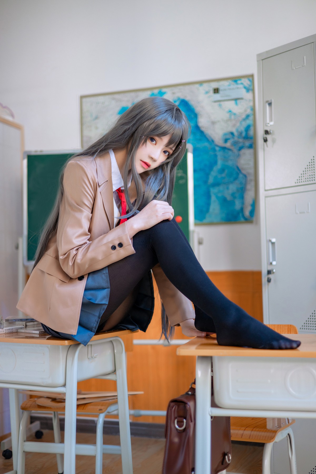 xgyw.top_网络美女桜桃喵麻衣制服主题教室里学生制服短裙下黑丝裤袜秀美腿性感写真52P