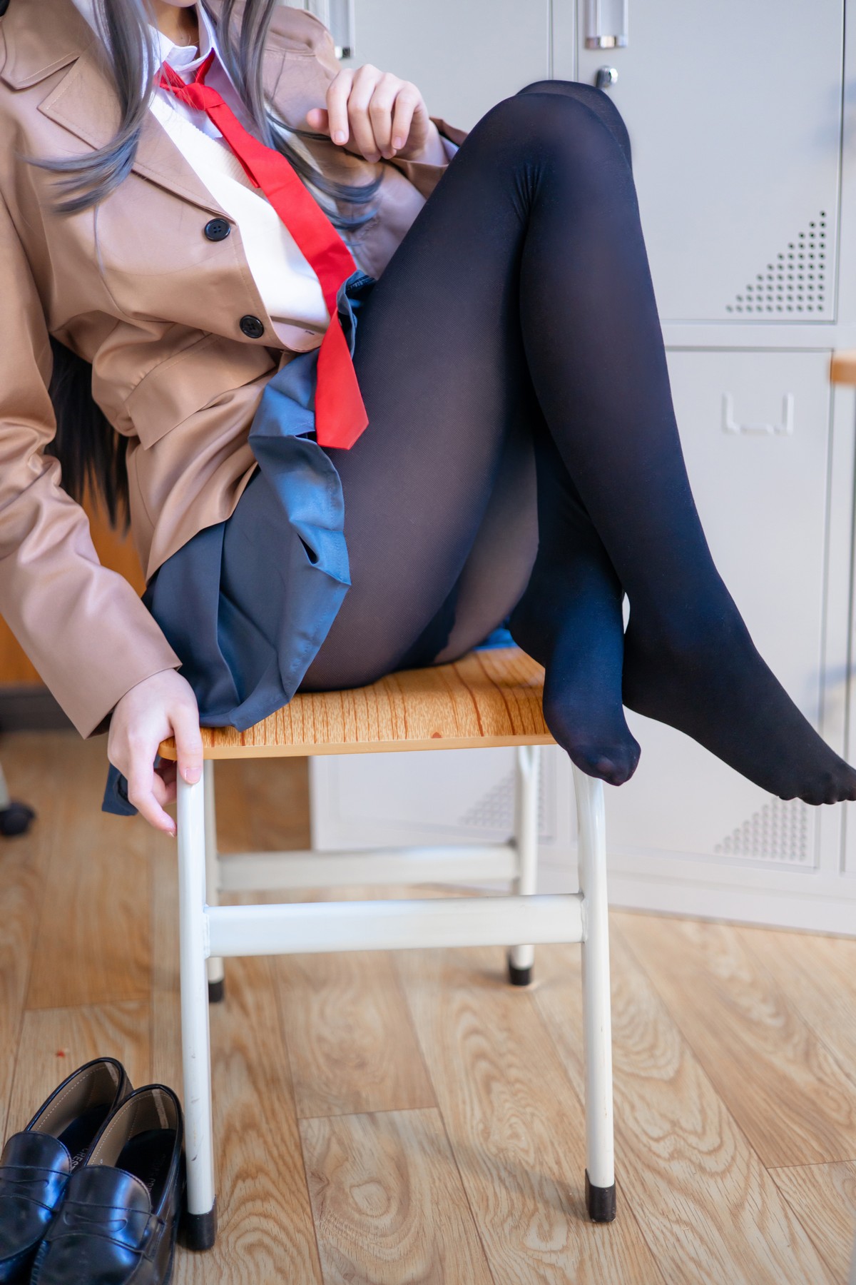 xgyw.top_网络美女桜桃喵麻衣制服主题教室里学生制服短裙下黑丝裤袜秀美腿性感写真52P