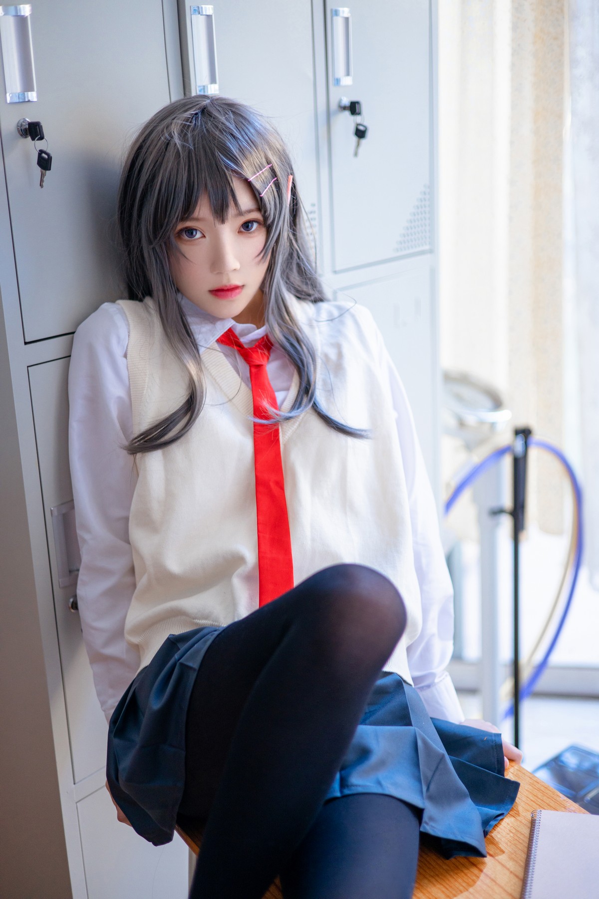 xgyw.top_网络美女桜桃喵麻衣制服主题教室里学生制服短裙下黑丝裤袜秀美腿性感写真52P