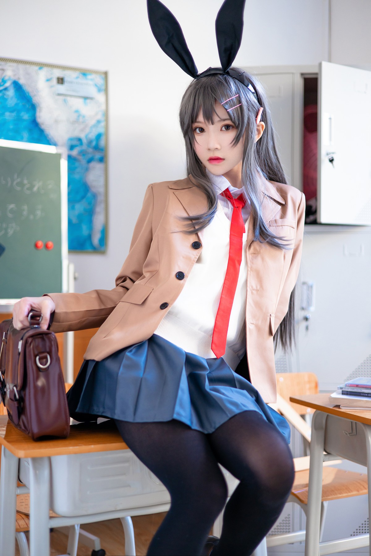 xgyw.top_网络美女桜桃喵麻衣制服主题教室里学生制服短裙下黑丝裤袜秀美腿性感写真52P