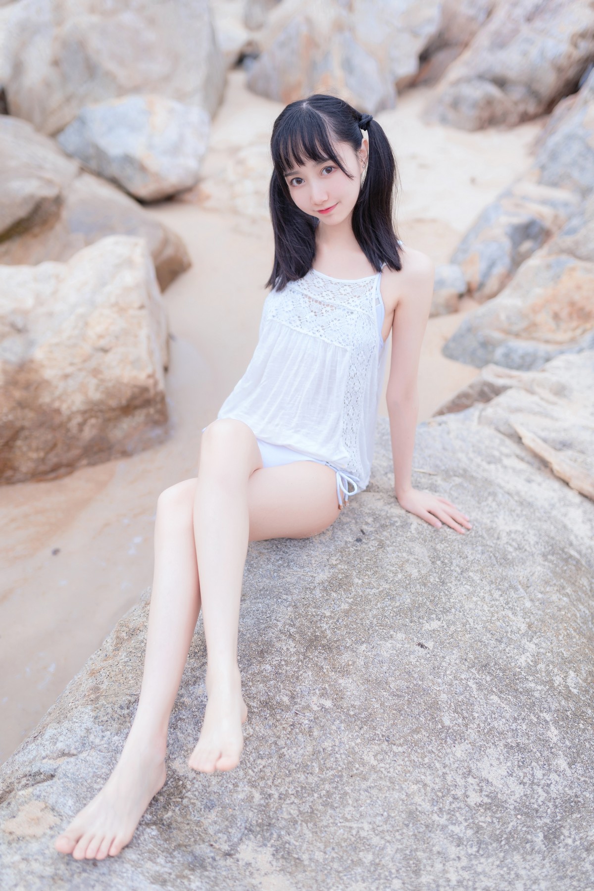 xgyw.top_萌系小姐姐木绵绵OwO海边白色比基尼主题沙滩性感比基尼秀完美身材诱惑写真30P