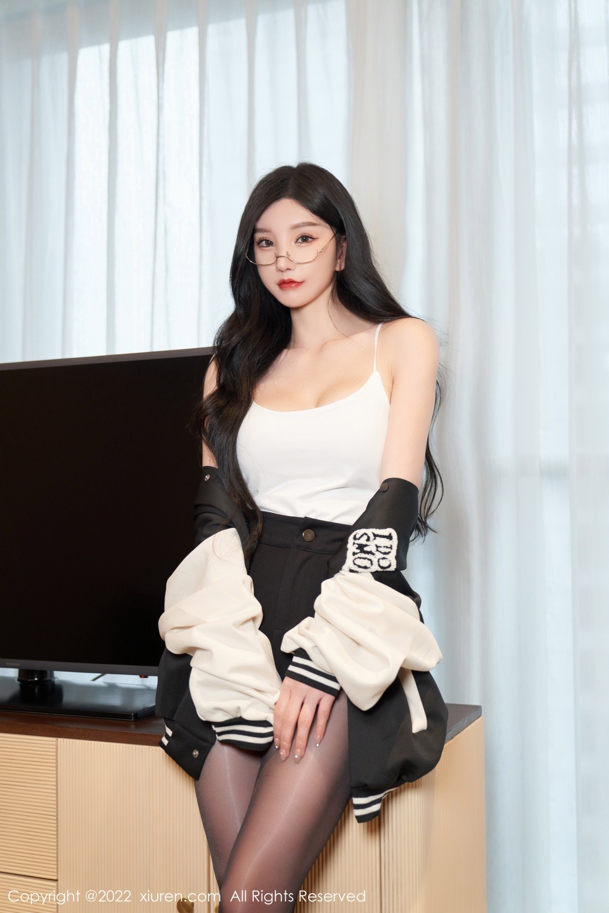 xgyw.top_XiuRen第5253期_女神周于希Sally心愿旅拍白色低胸吊带配无内黑丝极致魅惑写真69P