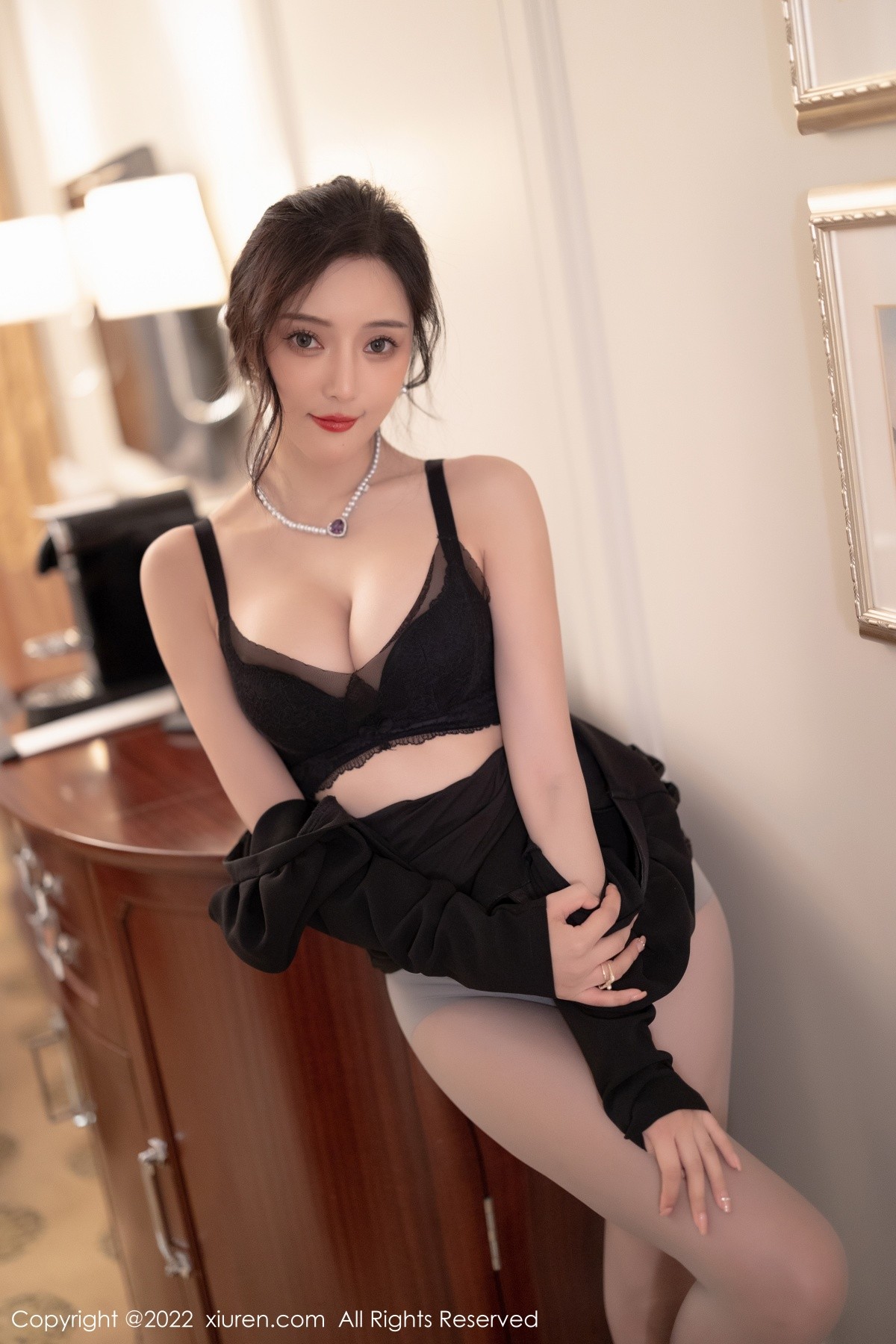 xgyw.top_XiuRen第5251期_女神王馨瑶yanni厦门旅拍脱连衣裙露性感黑色蕾丝内衣诱惑写真86P