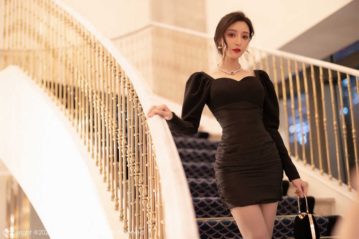 xgyw.top_XiuRen第5251期_女神王馨瑶yanni厦门旅拍脱连衣裙露性感黑色蕾丝内衣诱惑写真86P