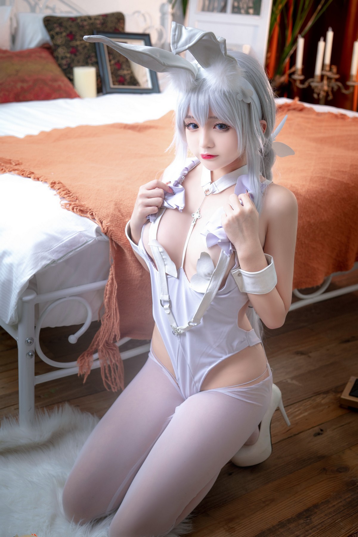 xgyw.top_Cosplay美女日奈娇恶毒主题私房性感白色破烂连体衣配白丝袜秀完美身材诱惑写真66P