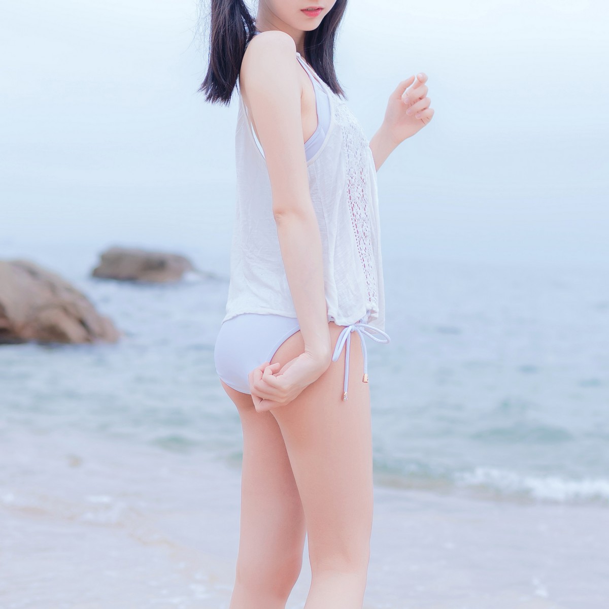 xgyw.top_萌系小姐姐木绵绵OwO海边白色比基尼主题沙滩性感比基尼秀完美身材诱惑写真30P