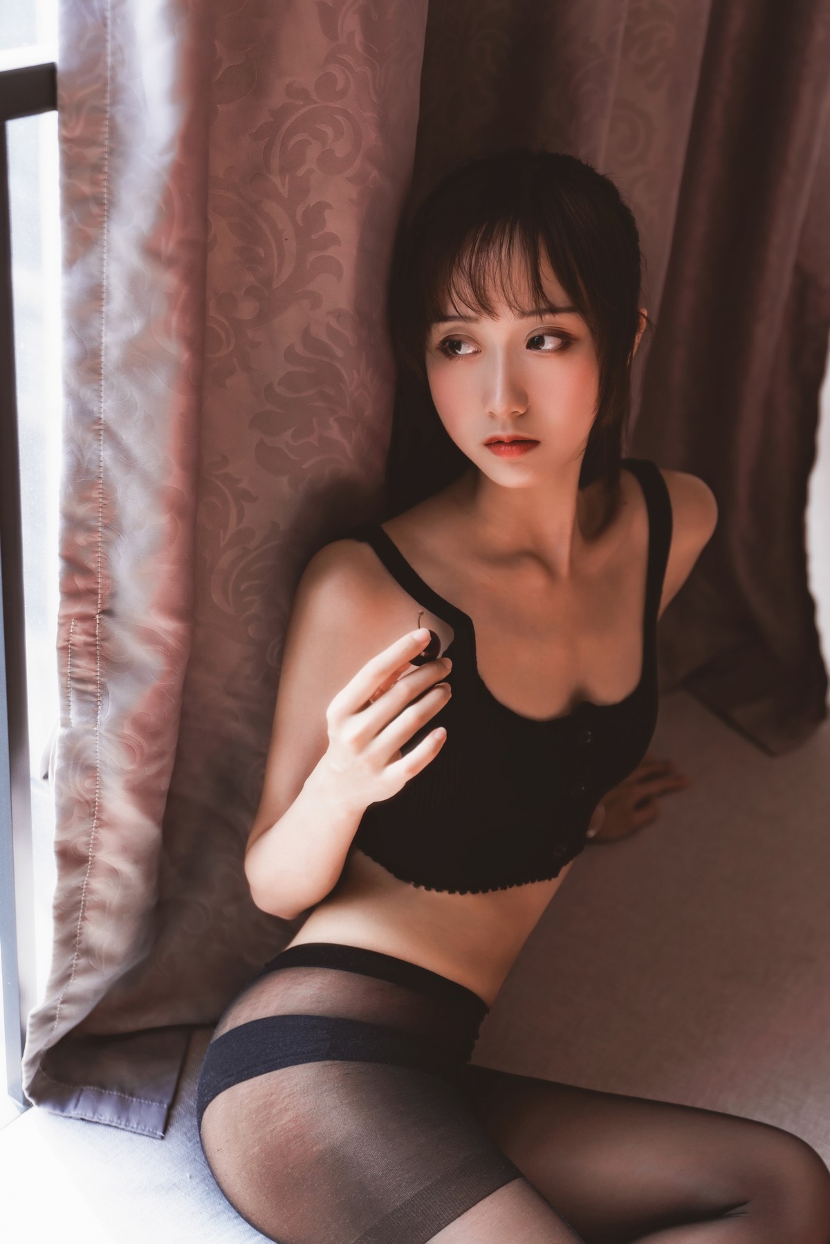 xgyw.top_萌系小姐姐木绵绵OwO黑丝私房主题性感黑色内衣配超薄黑丝秀翘臀诱惑写真83P