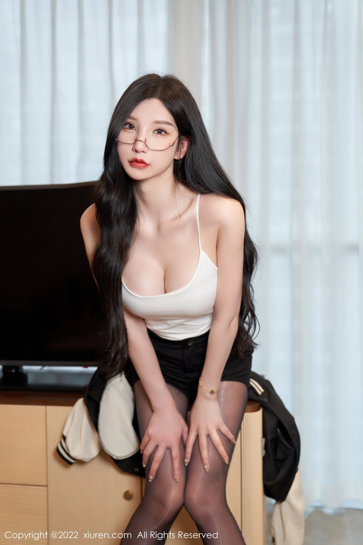 xgyw.top_XiuRen第5253期_女神周于希Sally心愿旅拍白色低胸吊带配无内黑丝极致魅惑写真69P