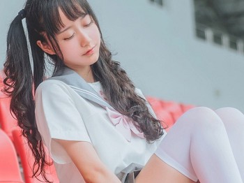 萌系大姐姐木绵绵OwO灰色JK主题户外观众席百褶裙下性感白丝秀美腿骚扰写真38P