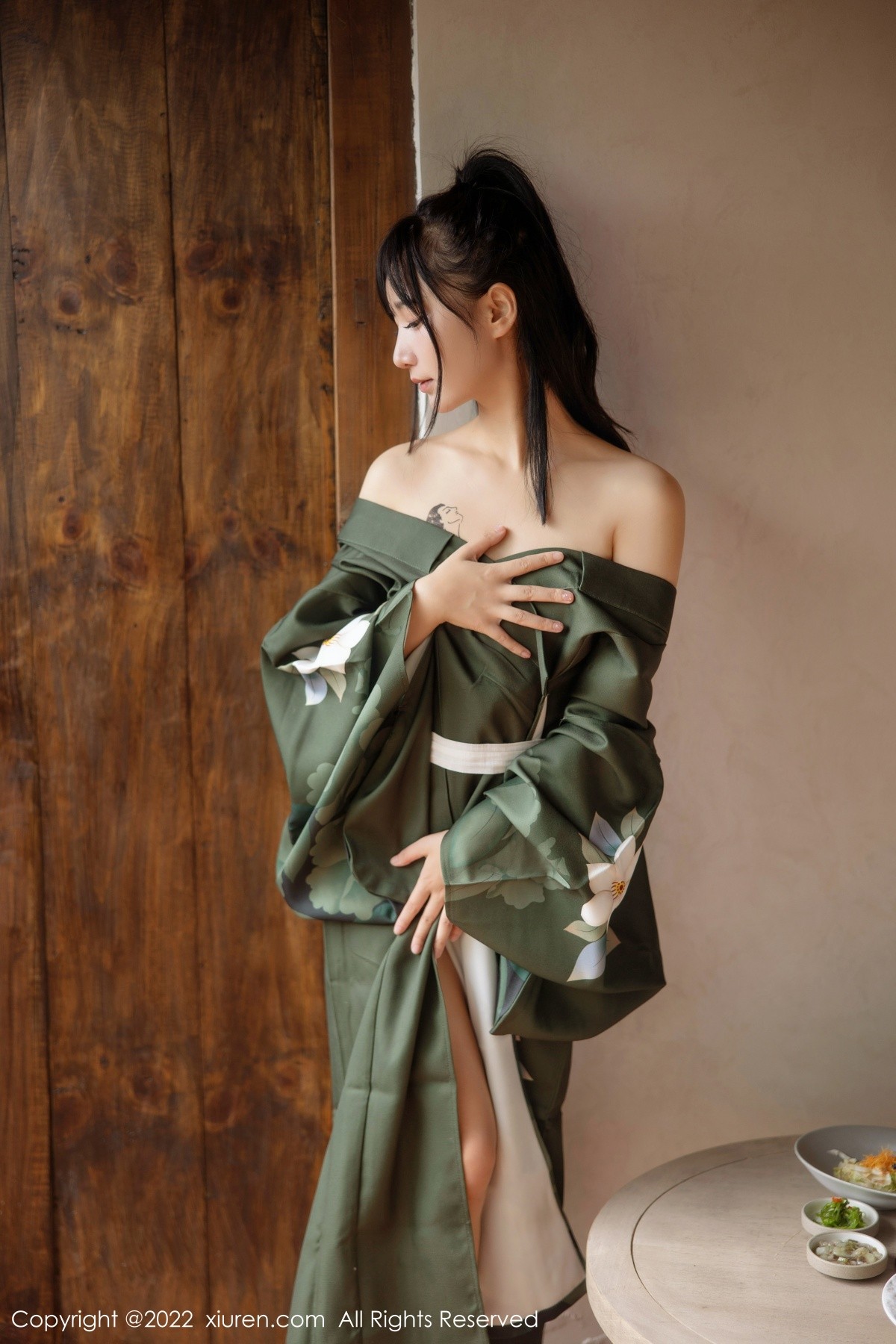 xgyw.top_XiuRen第5256期_女神小果冻儿大理旅拍私房暗绿色真空和服秀完美身材诱惑写真85P