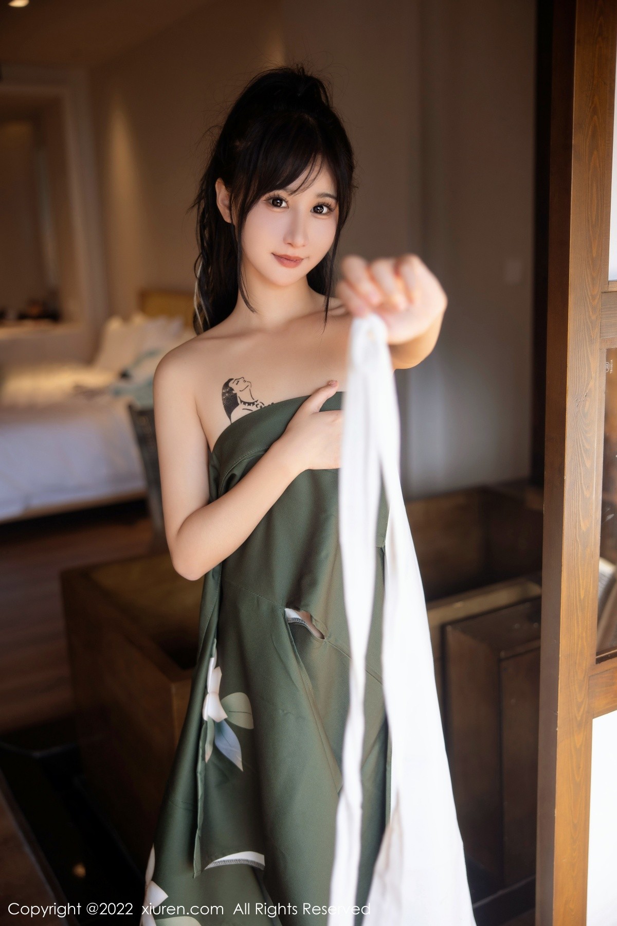 xgyw.top_XiuRen第5256期_女神小果冻儿大理旅拍私房暗绿色真空和服秀完美身材诱惑写真85P