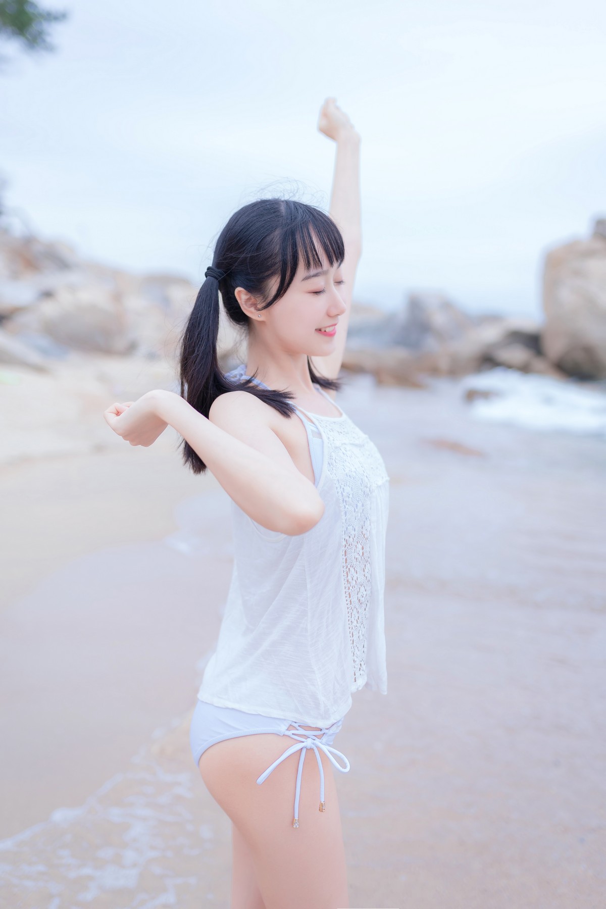 xgyw.top_萌系小姐姐木绵绵OwO海边白色比基尼主题沙滩性感比基尼秀完美身材诱惑写真30P