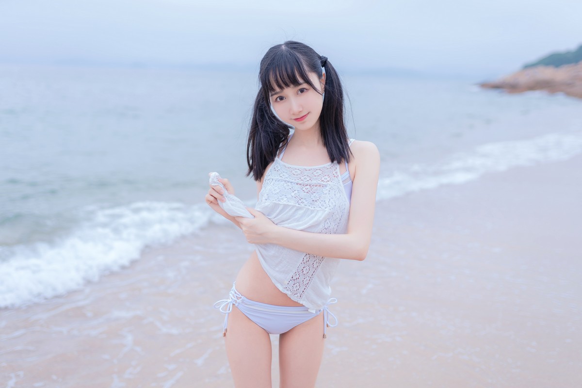 xgyw.top_萌系小姐姐木绵绵OwO海边白色比基尼主题沙滩性感比基尼秀完美身材诱惑写真30P