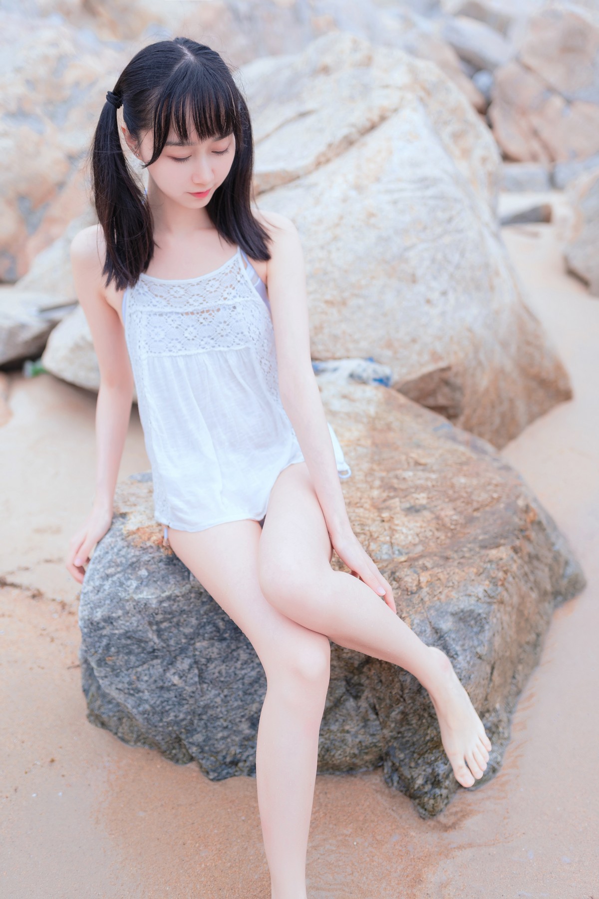xgyw.top_萌系小姐姐木绵绵OwO海边白色比基尼主题沙滩性感比基尼秀完美身材诱惑写真30P