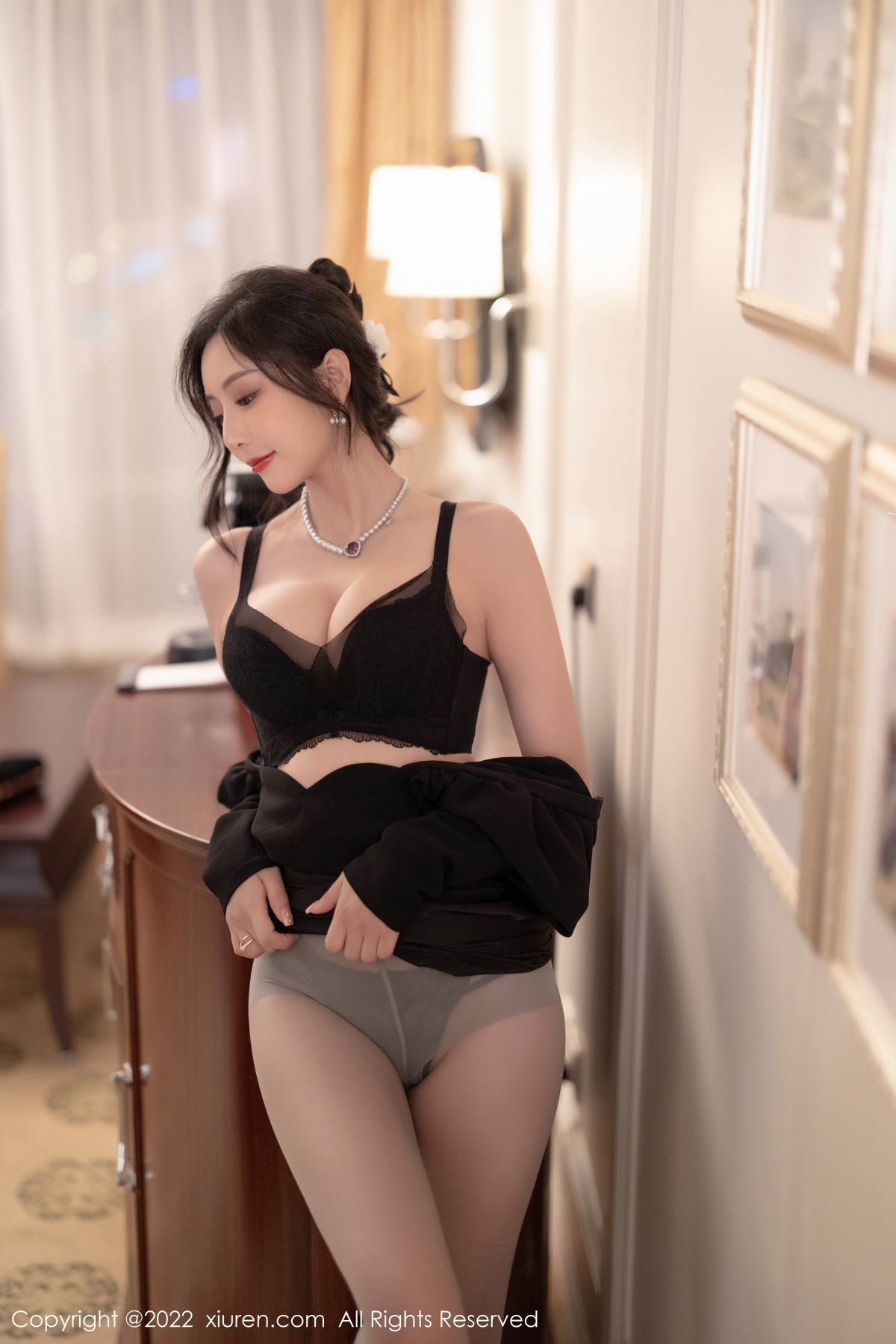 xgyw.top_XiuRen第5251期_女神王馨瑶yanni厦门旅拍脱连衣裙露性感黑色蕾丝内衣诱惑写真86P