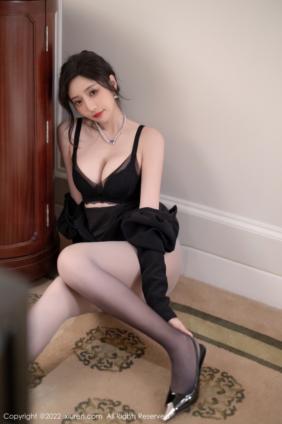 xgyw.top_XiuRen第5251期_女神王馨瑶yanni厦门旅拍脱连衣裙露性感黑色蕾丝内衣诱惑写真86P