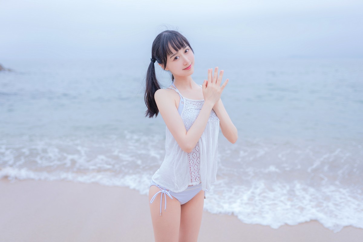 xgyw.top_萌系小姐姐木绵绵OwO海边白色比基尼主题沙滩性感比基尼秀完美身材诱惑写真30P