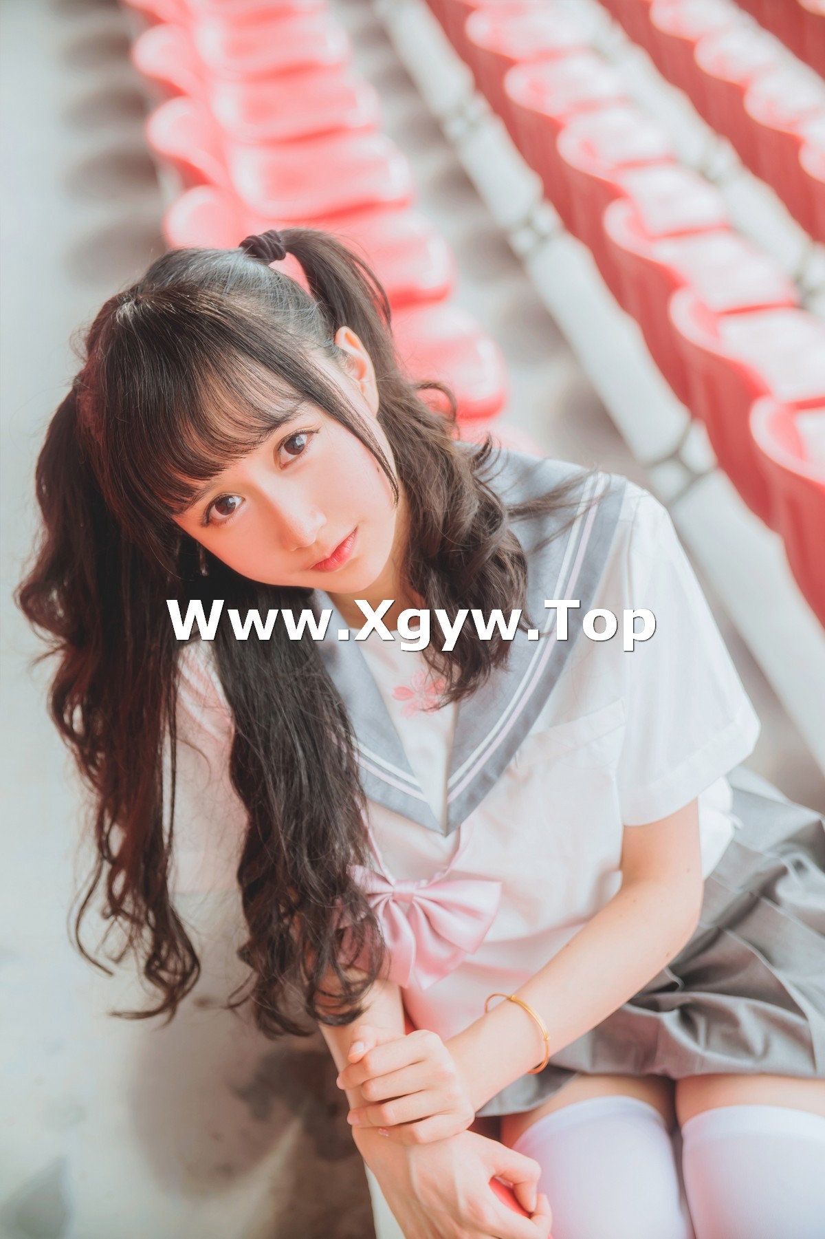 xgyw.top_萌系小姐姐木绵绵OwO灰色JK主题户外观众席百褶裙下性感白丝秀美腿诱惑写真38P