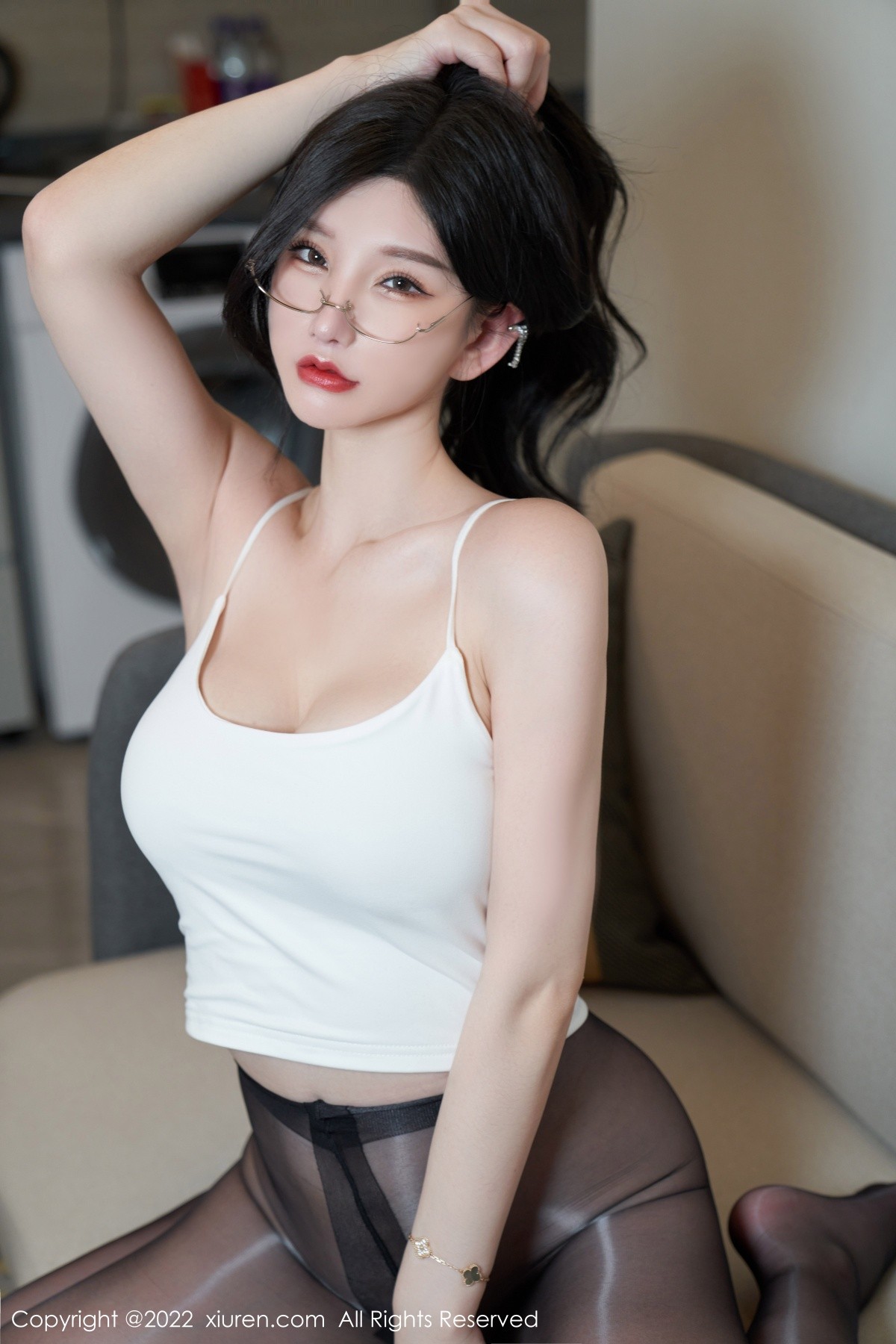 xgyw.top_XiuRen第5253期_女神周于希Sally心愿旅拍白色低胸吊带配无内黑丝极致魅惑写真69P