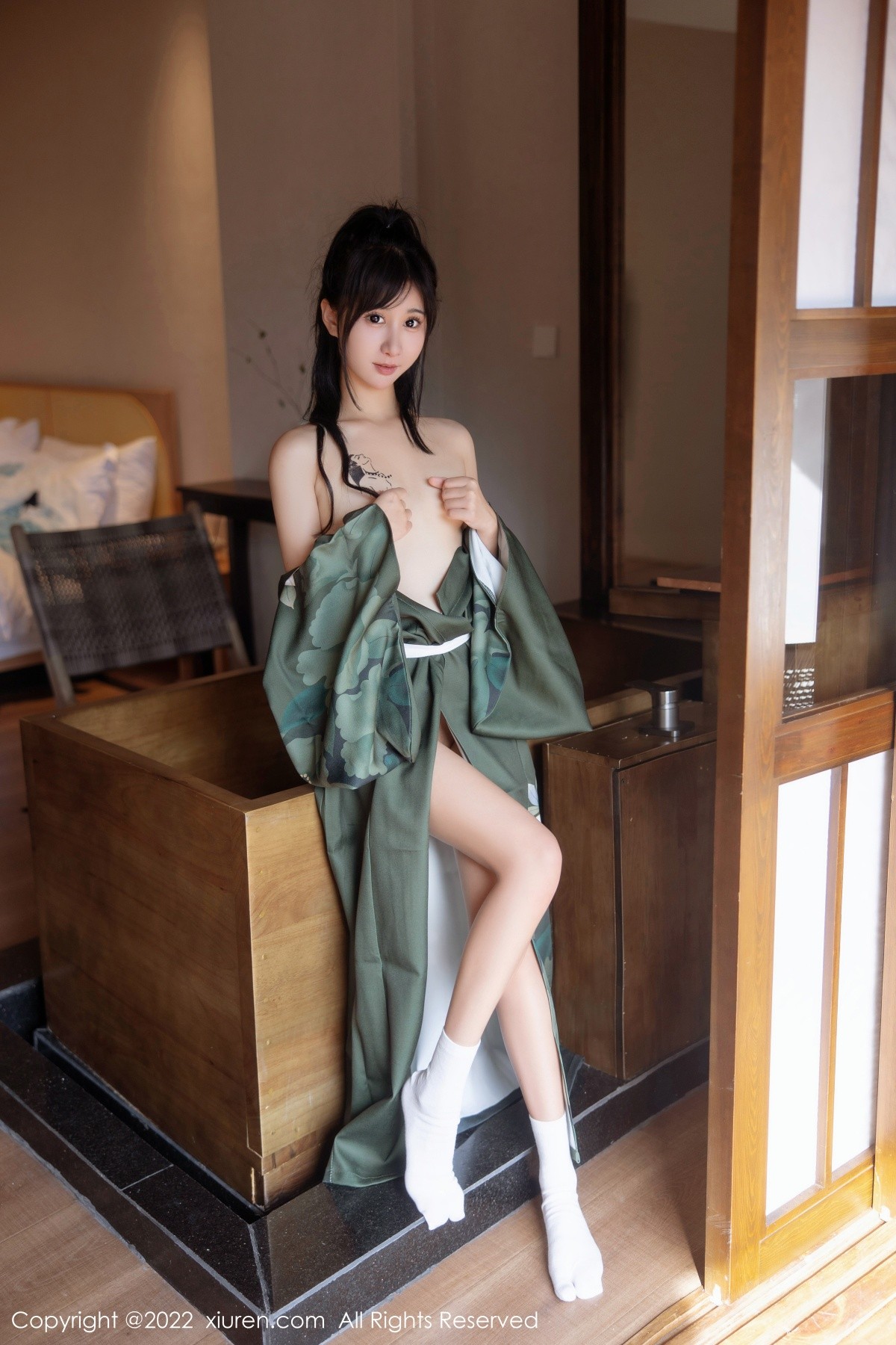 xgyw.top_XiuRen第5256期_女神小果冻儿大理旅拍私房暗绿色真空和服秀完美身材诱惑写真85P