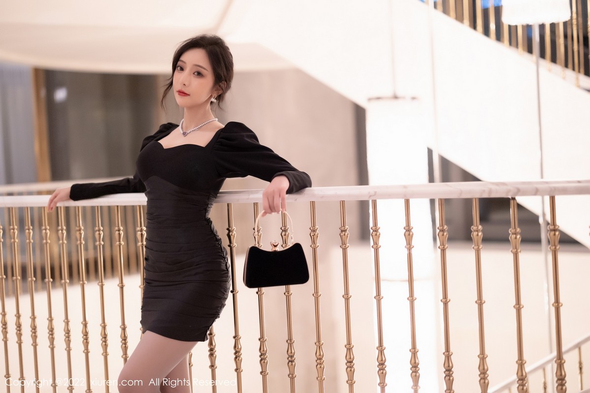 xgyw.top_XiuRen第5251期_女神王馨瑶yanni厦门旅拍脱连衣裙露性感黑色蕾丝内衣诱惑写真86P