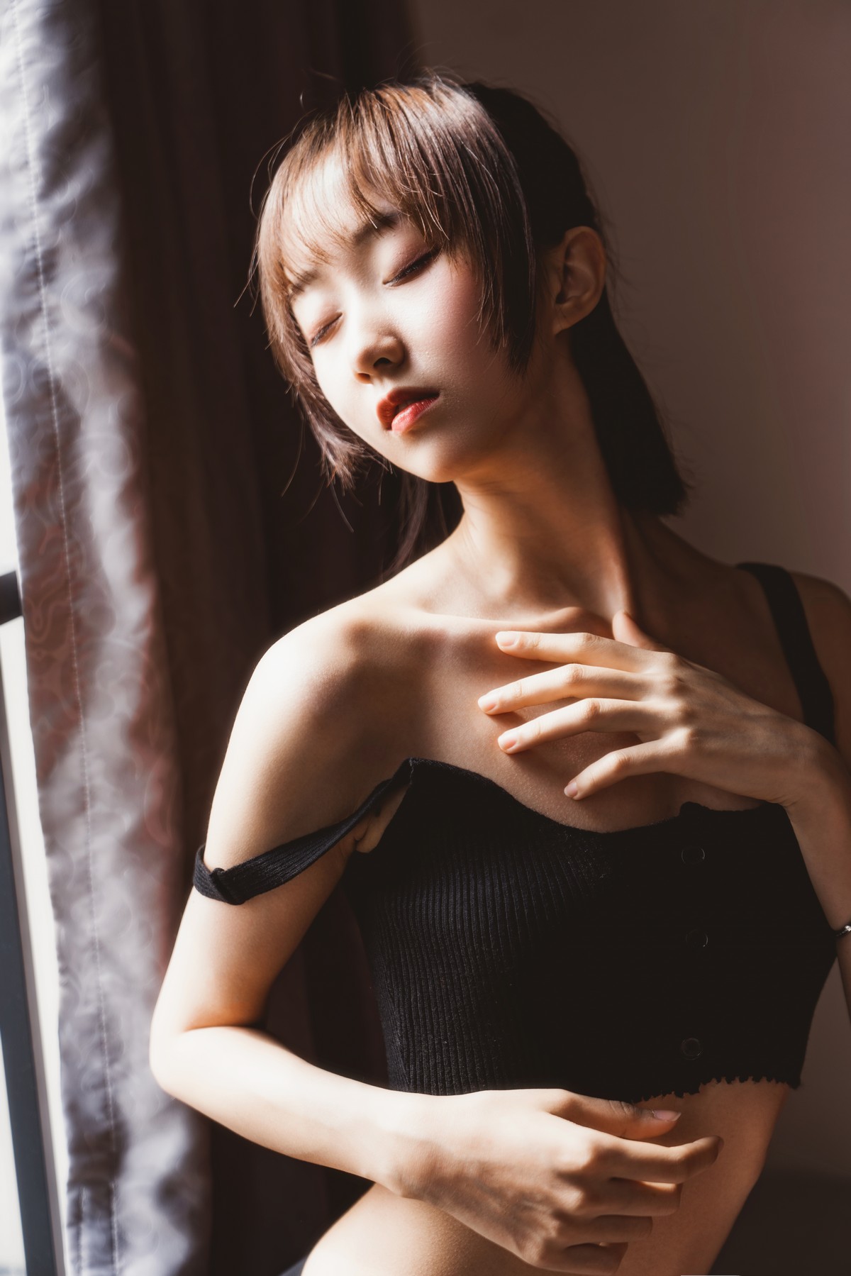 xgyw.top_萌系小姐姐木绵绵OwO黑丝私房主题性感黑色内衣配超薄黑丝秀翘臀诱惑写真83P