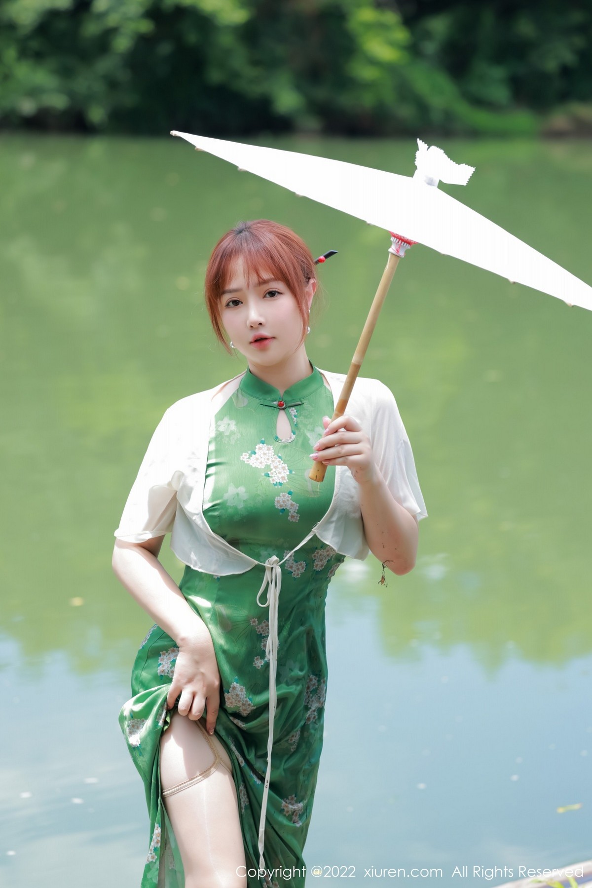 xgyw.top_XiuRen第5276期_模特养乐多DoDo江边场景性感绿色旗袍配超薄肉丝迷人诱惑写真51P