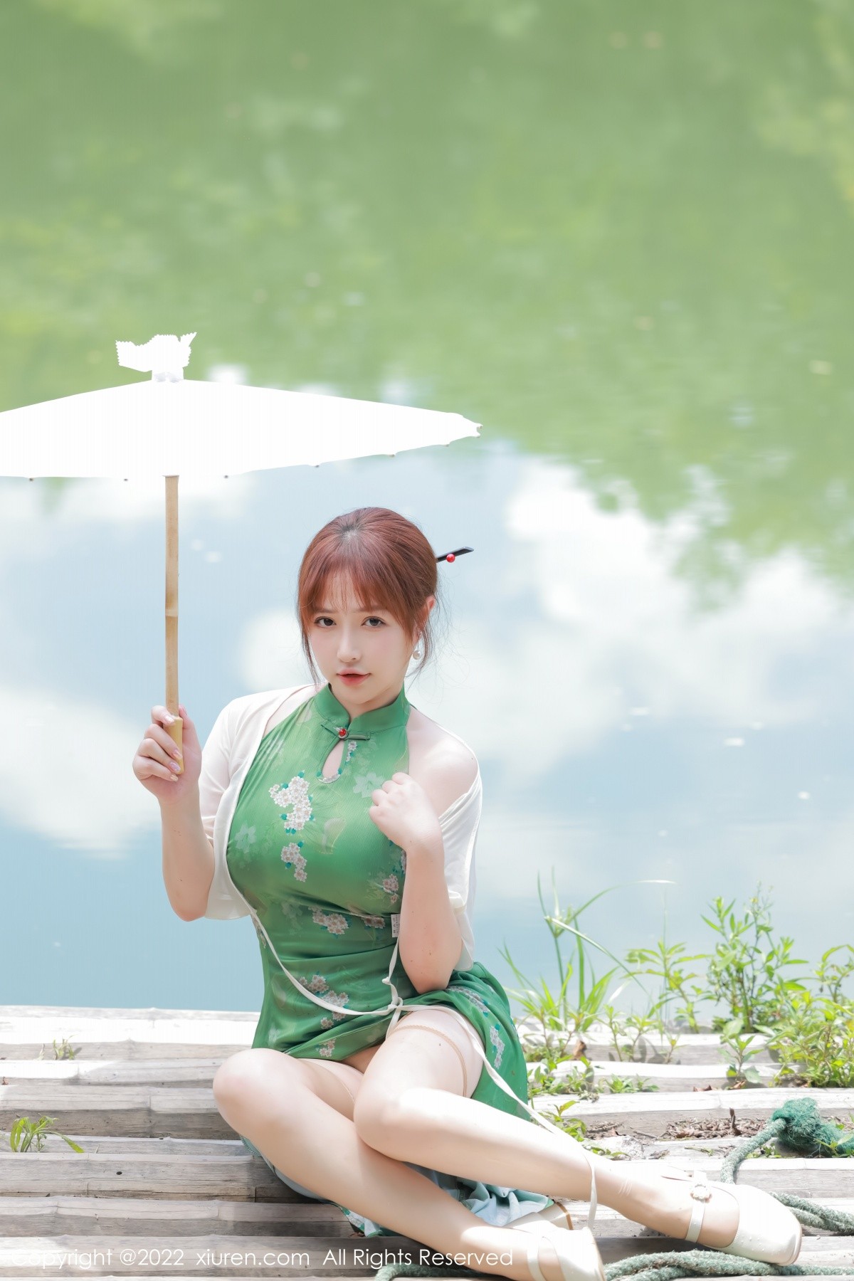 xgyw.top_XiuRen第5276期_模特养乐多DoDo江边场景性感绿色旗袍配超薄肉丝迷人诱惑写真51P