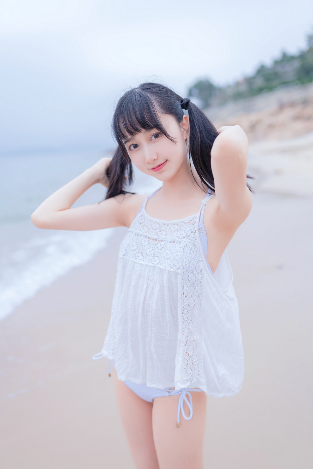 xgyw.top_萌系小姐姐木绵绵OwO海边白色比基尼主题沙滩性感比基尼秀完美身材诱惑写真30P