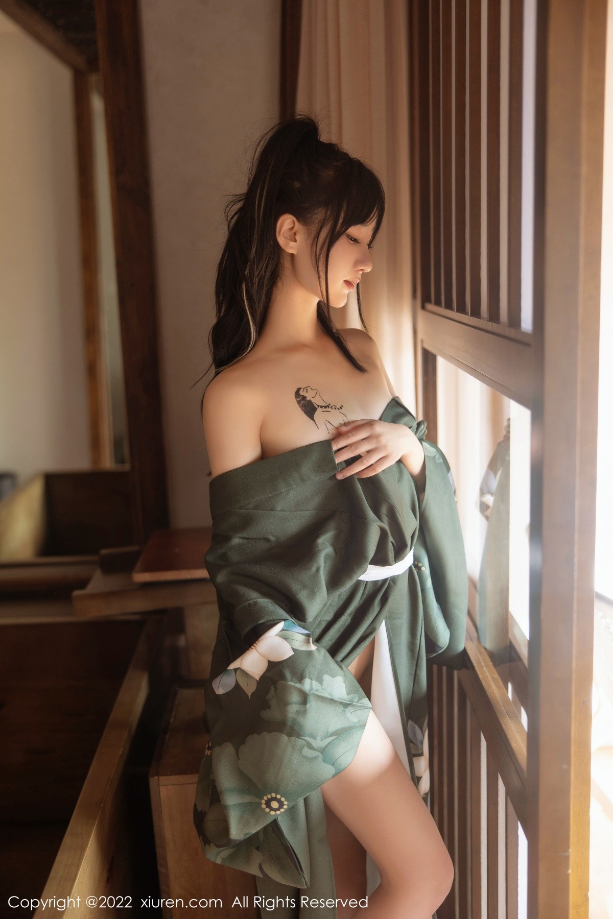 xgyw.top_XiuRen第5256期_女神小果冻儿大理旅拍私房暗绿色真空和服秀完美身材诱惑写真85P