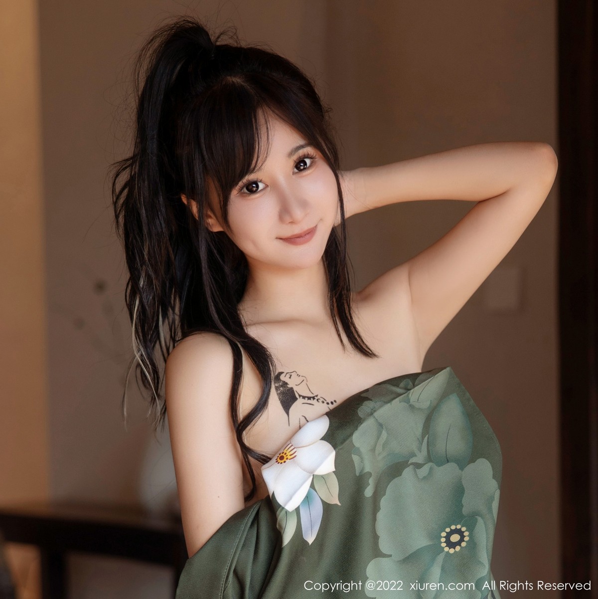 xgyw.top_XiuRen第5256期_女神小果冻儿大理旅拍私房暗绿色真空和服秀完美身材诱惑写真85P