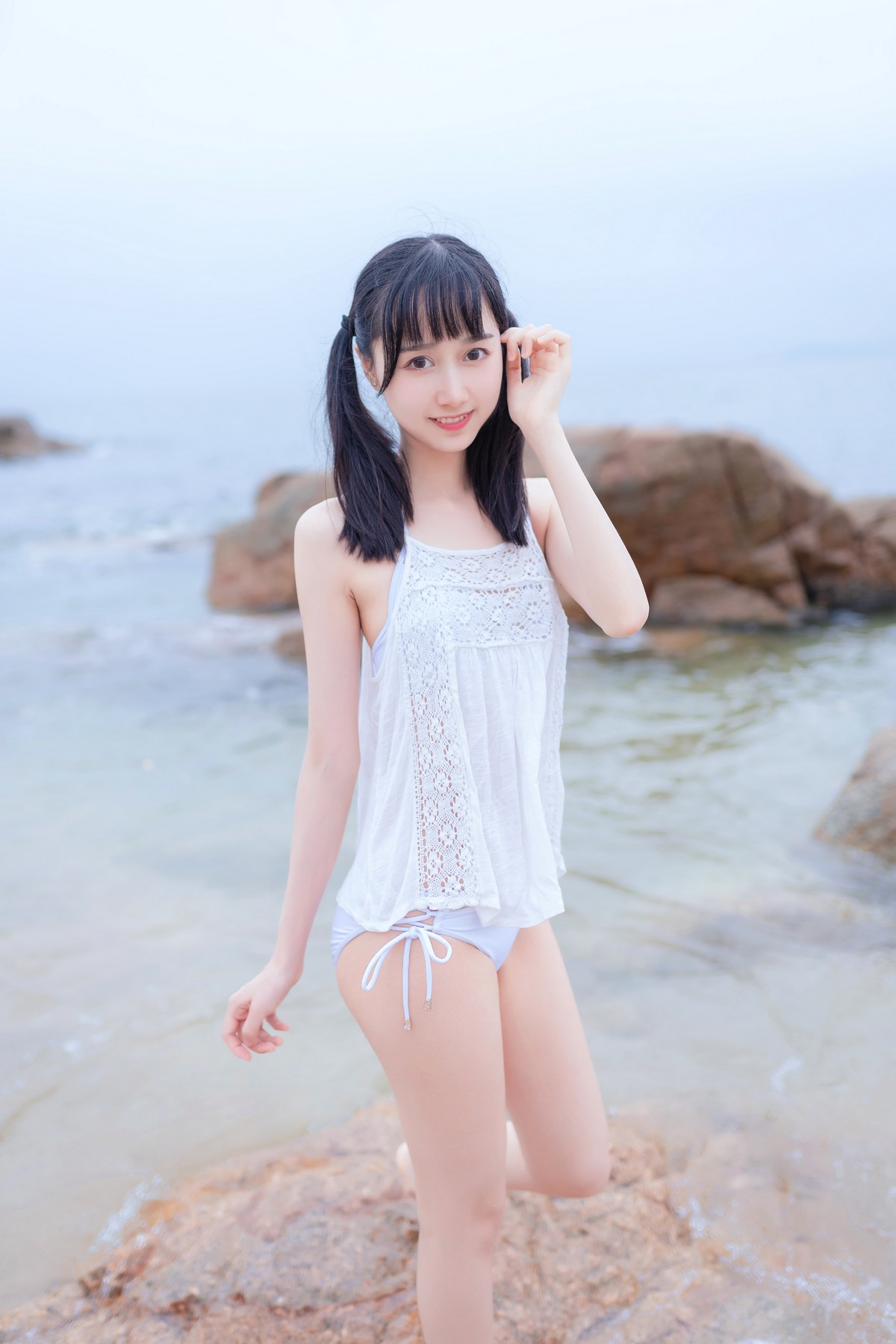 xgyw.top_萌系小姐姐木绵绵OwO海边白色比基尼主题沙滩性感比基尼秀完美身材诱惑写真30P
