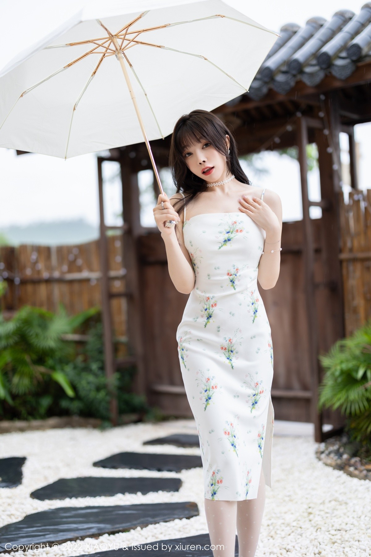xgyw.top_[XiaoYu画语界]Vol.818_女神芝芝Booty脱性感白色吊带连衣裙露黄色蕾丝内衣诱惑写真94P