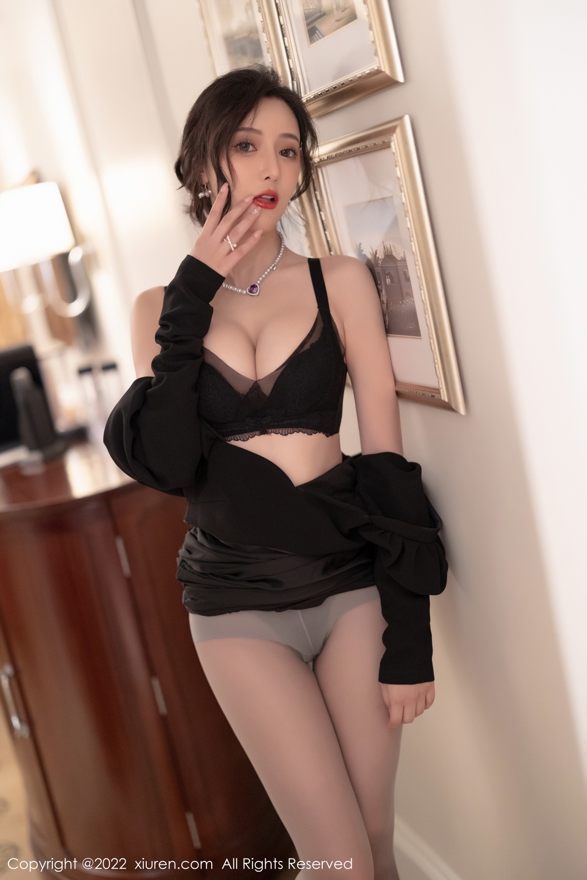 xgyw.top_XiuRen第5251期_女神王馨瑶yanni厦门旅拍脱连衣裙露性感黑色蕾丝内衣诱惑写真86P