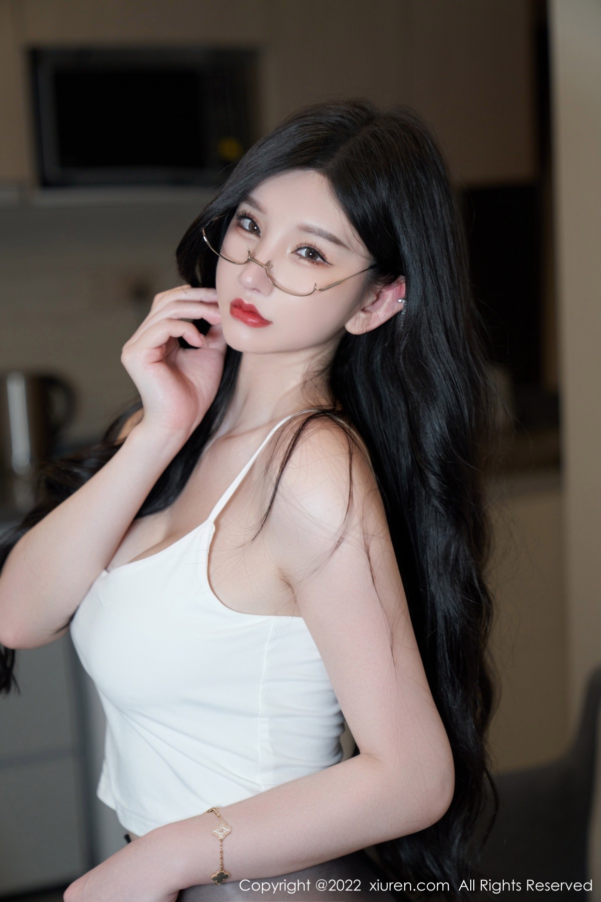 xgyw.top_XiuRen第5253期_女神周于希Sally心愿旅拍白色低胸吊带配无内黑丝极致魅惑写真69P