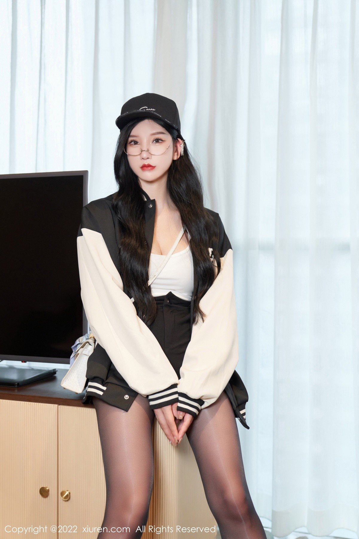 xgyw.top_XiuRen第5253期_女神周于希Sally心愿旅拍白色低胸吊带配无内黑丝极致魅惑写真69P