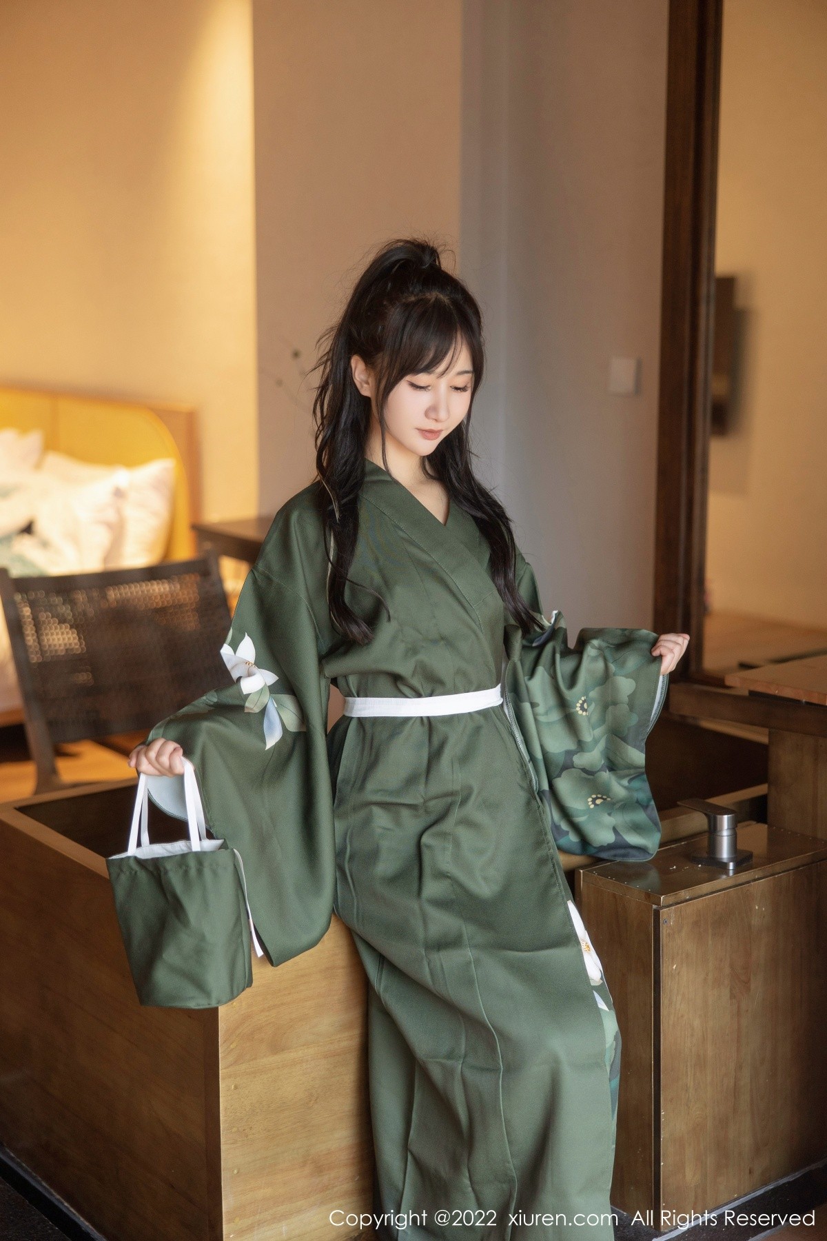 xgyw.top_XiuRen第5256期_女神小果冻儿大理旅拍私房暗绿色真空和服秀完美身材诱惑写真85P