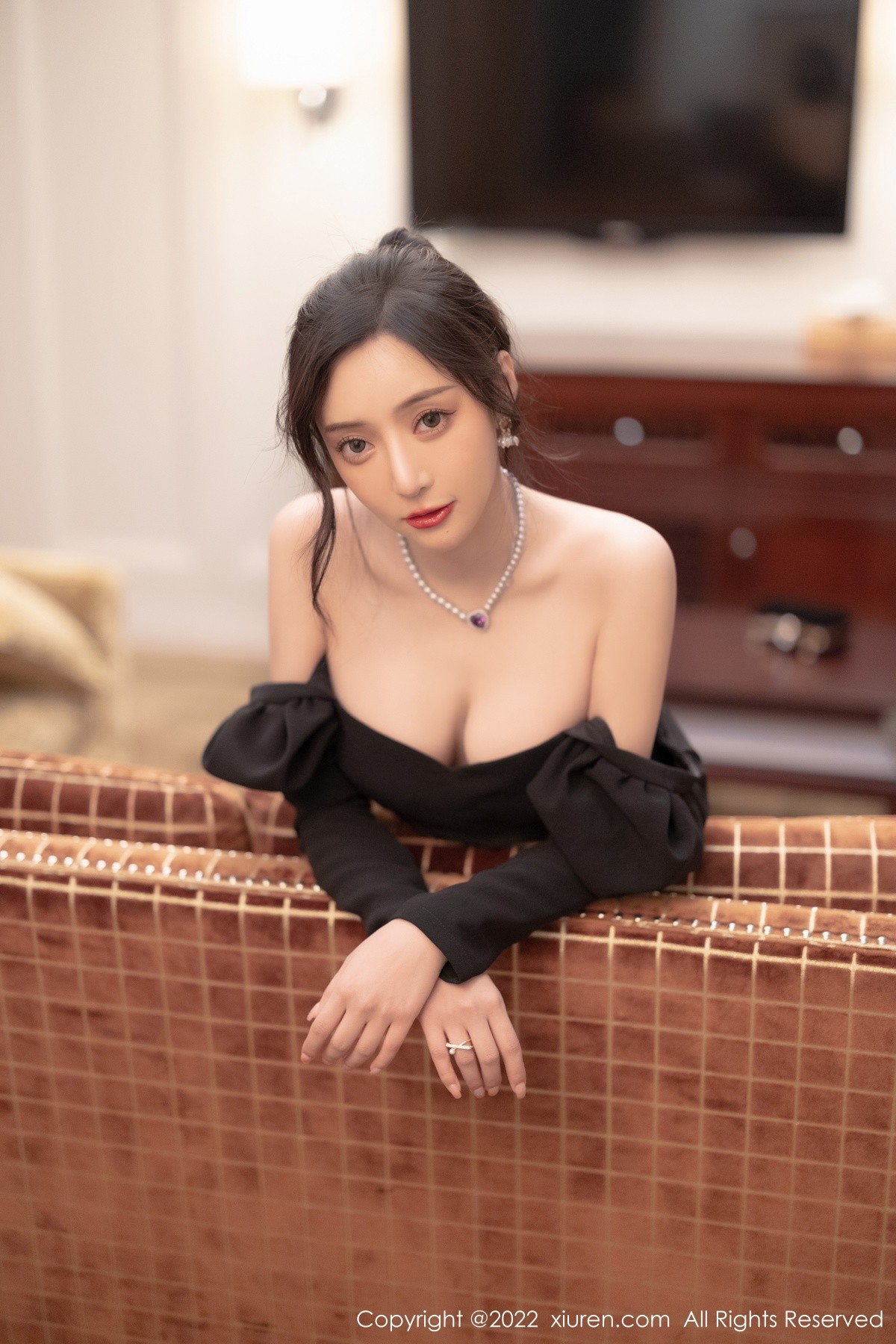 xgyw.top_XiuRen第5251期_女神王馨瑶yanni厦门旅拍脱连衣裙露性感黑色蕾丝内衣诱惑写真86P