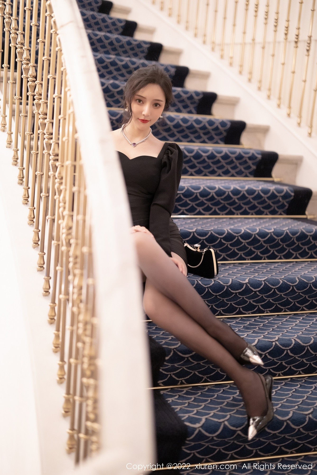 xgyw.top_XiuRen第5251期_女神王馨瑶yanni厦门旅拍脱连衣裙露性感黑色蕾丝内衣诱惑写真86P