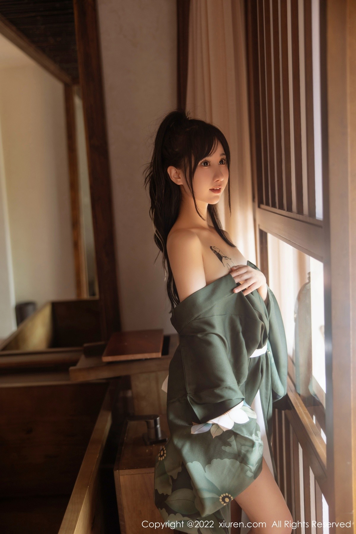 xgyw.top_XiuRen第5256期_女神小果冻儿大理旅拍私房暗绿色真空和服秀完美身材诱惑写真85P