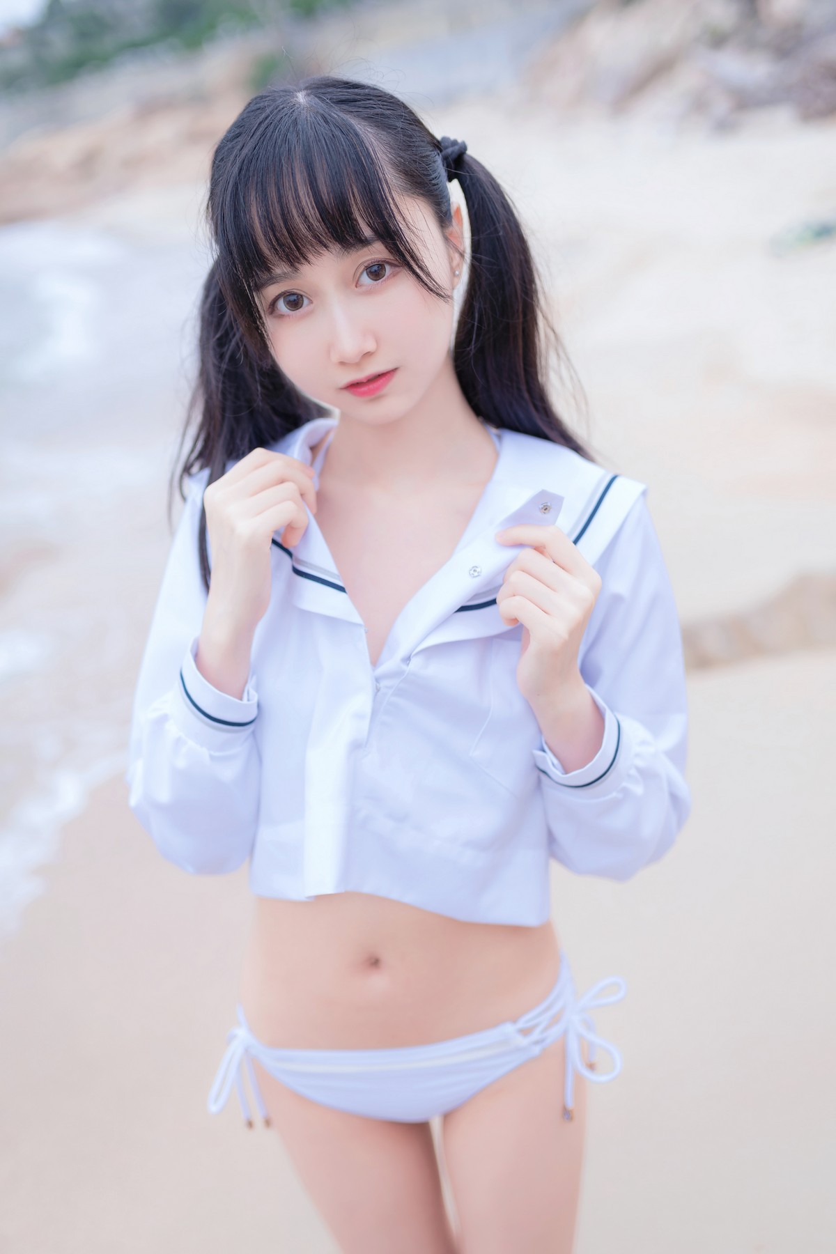 xgyw.top_萌系小姐姐木绵绵OwO海边白色比基尼主题沙滩性感比基尼秀完美身材诱惑写真30P