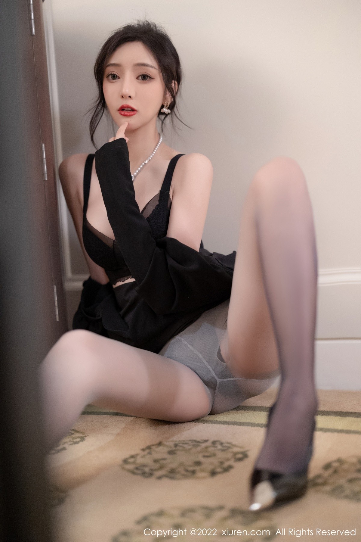 xgyw.top_XiuRen第5251期_女神王馨瑶yanni厦门旅拍脱连衣裙露性感黑色蕾丝内衣诱惑写真86P