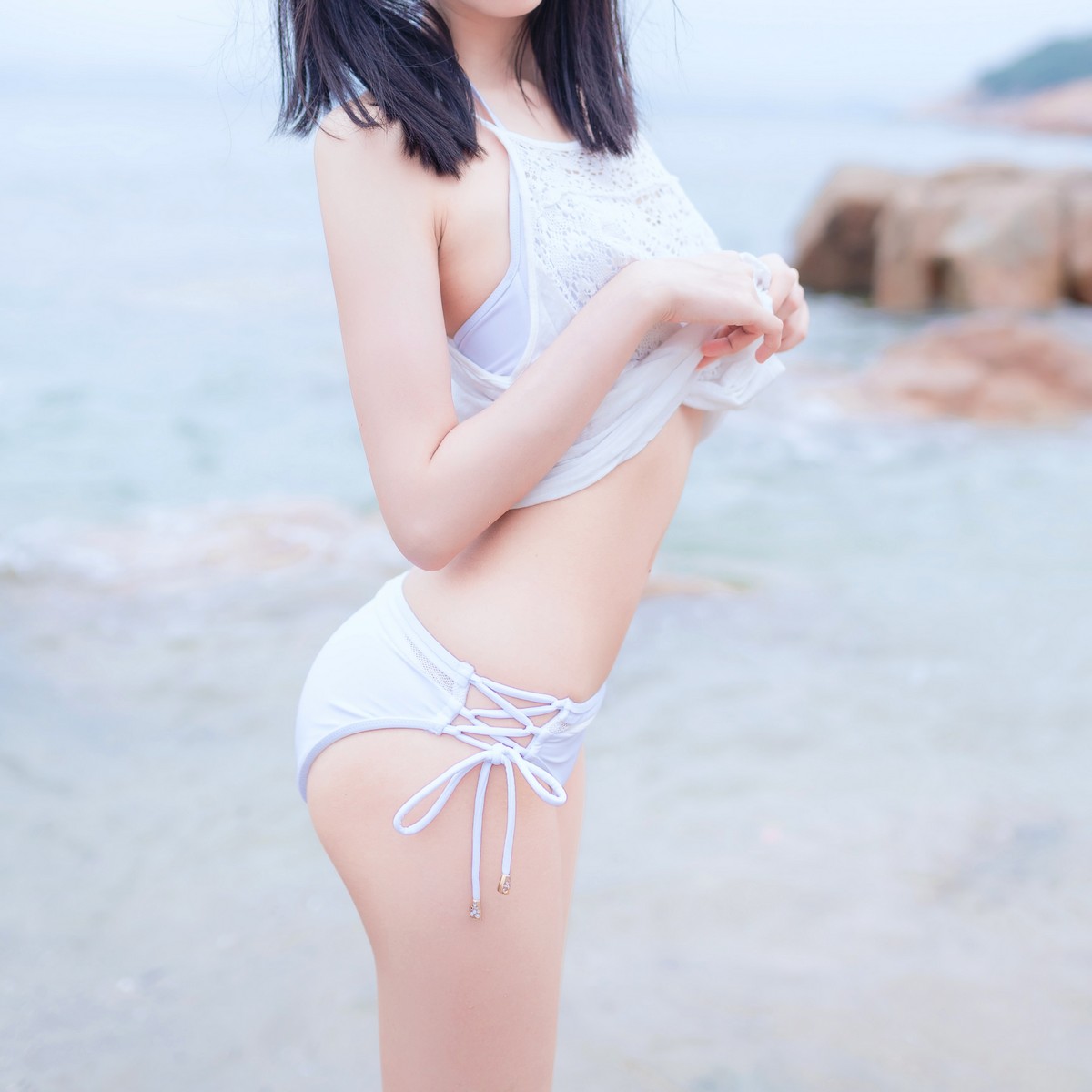 xgyw.top_萌系小姐姐木绵绵OwO海边白色比基尼主题沙滩性感比基尼秀完美身材诱惑写真30P